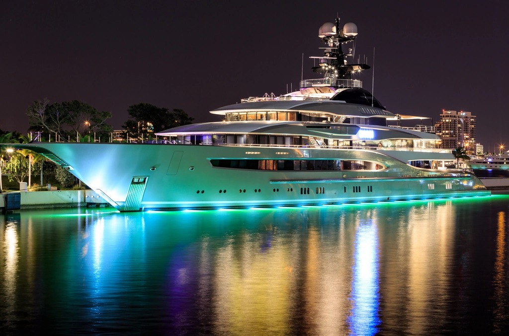 celebrate-new-year-on-a-luxury-yacht