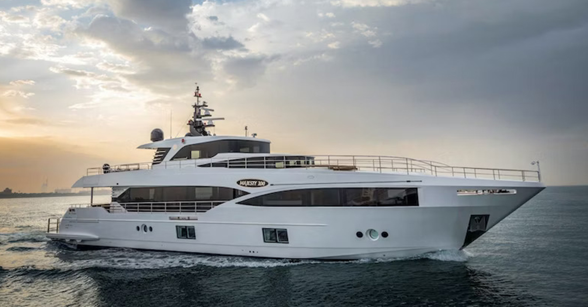 explore-dubai-s-coastline-with-the-top-yacht-rental-company-the-yacht-brothers