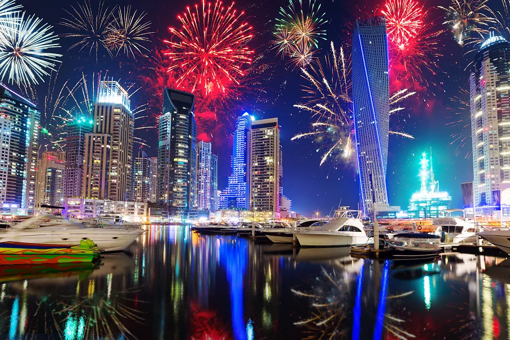 enjoy-new-year-s-evening-on-a-luxury-yacht-in-dubai