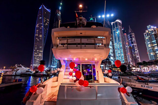 5-reasons-to-celebrate-christmas-evening-on-a-yacht-in-dubai